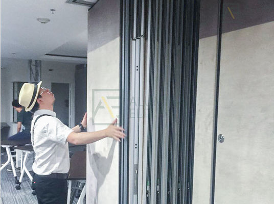 Harga yang bagus Tipe 85 Retractable Room Divider Soundproof Partition Wall dengan 6061-T6 Aluminium Alloy Frame dan Isolasi Suara 52db on line