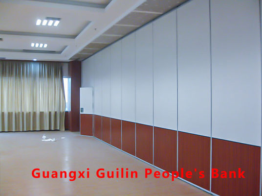Harga yang bagus Soundproof Pindah Pisah Tembok dengan 800N kekuatan penyegelan dan 40N / m Daya Tarik Magnetik Tidak Ada lantai Rail Sliding Wall System on line