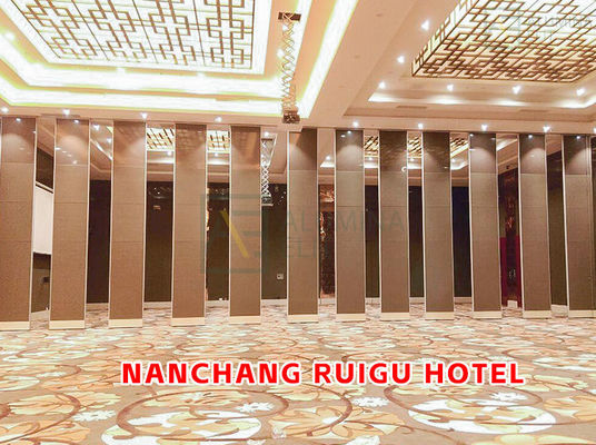 Harga yang bagus Hotel Nanchang RuiGu: Dinding Partisi Akustik Kayu dengan Roller Baja Tahan Karat 304 dan Profil 6061-T6 untuk Ketinggian Hingga 18M on line
