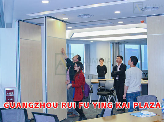 Harga yang bagus Dinding Partisi Akustik Kayu Tahan Api dengan Profil 6061-T6 dan Rangka Baja Q235 untuk Ruang Kerja Bersama on line