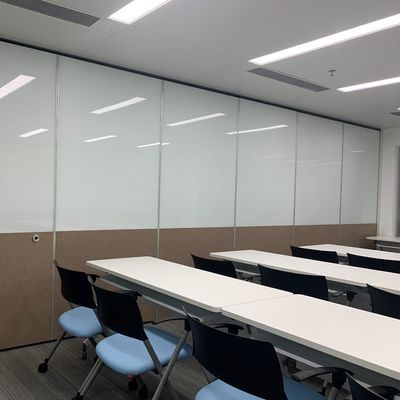 Ruang Makan / Ruang Konferensi Peninggalan Pindah Tembok Untuk Isolasi Suara