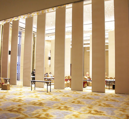 Operasi Sliding Foldable Wall Partition dengan Soundproof Movable Indoor Partition Wall Divider untuk ruang konferensi