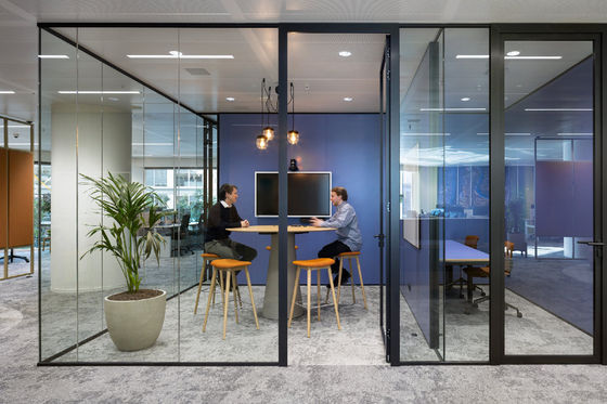 Customized Modern Office Glass Partition Wall Soundproof Aluminium Frame Tempered Glass Divider untuk Ruang Komersial