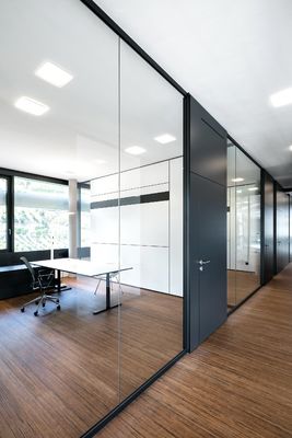 Sistem dinding partisi kaca tanpa bingkai untuk kantor Privasi 12mm Kaca tempered dengan profil aluminium Panel partisi kaca panorama
