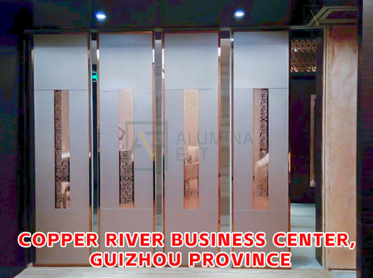 Harga yang bagus Dimensi yang dapat disesuaikan Partisi lipat dengan bingkai aluminium dan bahan MDF untuk ruang serbaguna on line